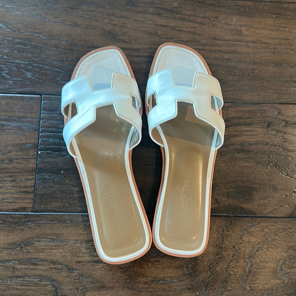 Great condition white Hermes Oran size 5.5. Comes with box and dust bag